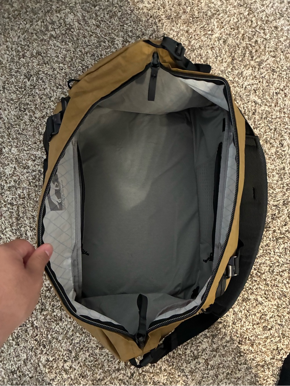 Peak design x Huckberry 35L coyote tan duffel bag - Picture 2 of 8